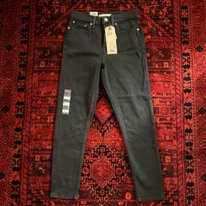 Black Levi’s wedgie jeans